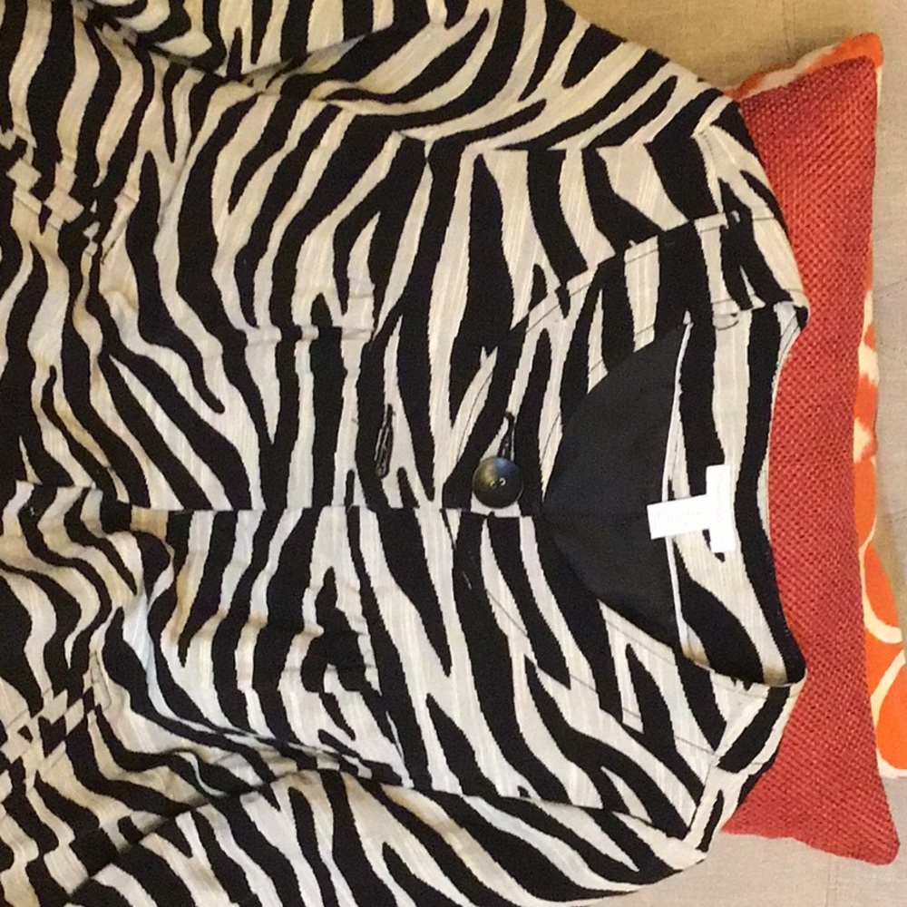 Beautiful lite jacket zebra black y white color used